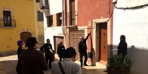 La manifestació poètica contra el racisme de l’ong Mans per l’Acció Solidària d’Altafulla rep molt bona acollida