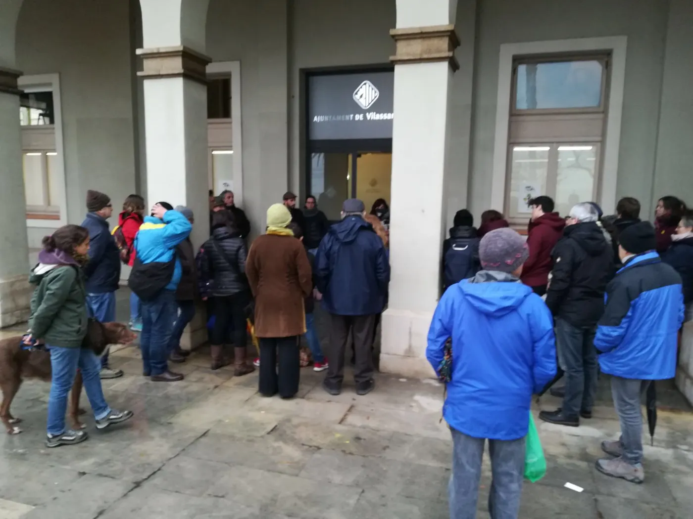 Una quarantena de persones es concentren a la Plaça de l’ajuntament