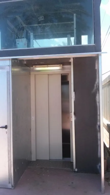 L’ascensor de la banda de mar de l’estació de tren, en funcionament