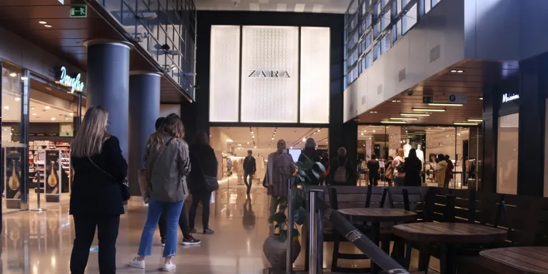 Els centres comercials reobren confiant recuperar "el temps perdut" però "desconcertats" pel tancament de la restauració
