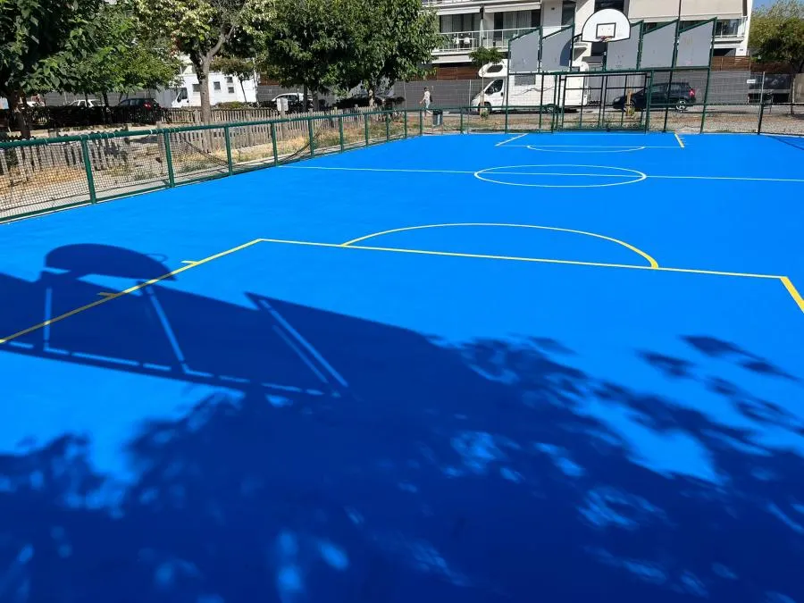 La pista poliesportiva de Can Jorba torna ha reprès el servei amb un nou revestiment del paviment