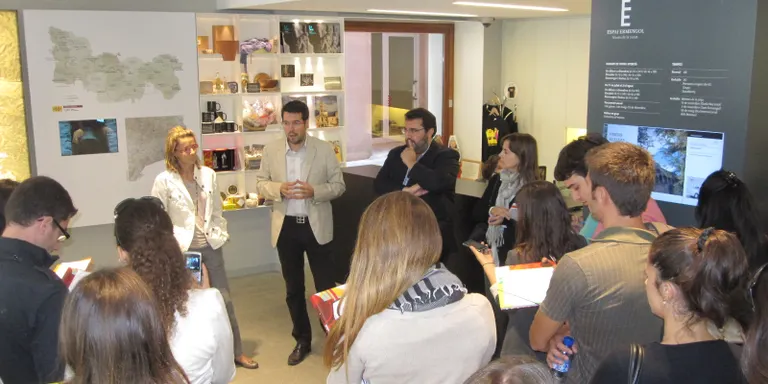 Alumnes de Turisme d'ESADE treballen en un projecte per redefinir la marca turística de la Seu i l'Alt Urgell