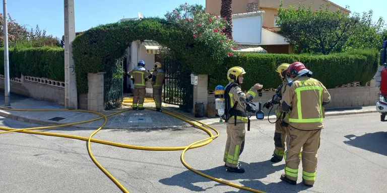 Un incendi afecta un garatge al barri de Clarà