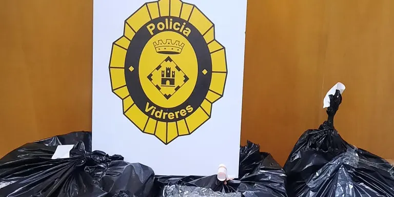 La policia local de Vidreres localitza quasi 30 kg de marihuana en una bossa d'escombraries