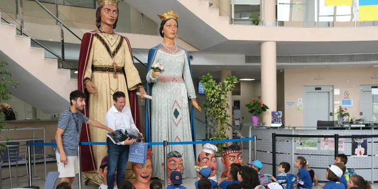 L’alumnat d’infantil de l’escola institut Joan Ardèvol realitza una visita a l’Ajuntament de Cambrils