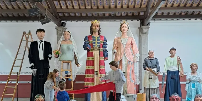 Els alumnes de les escoles arenyenques visiten la familia gegantera