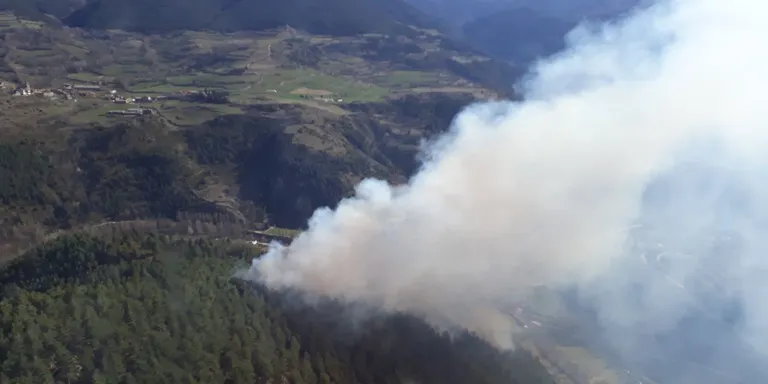 Un incendi forestal crema 3,5 hectàrees al municipi de Montellà i Martinet