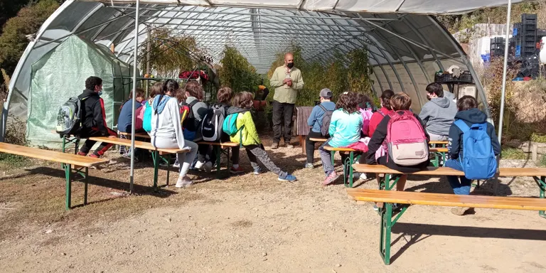 Els alumnes de l'Escola La Valira visiten un hort ecològic en el marc de la Setmana Bio