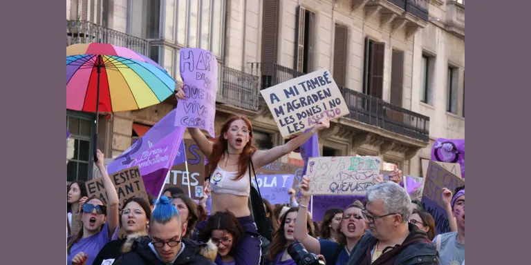 8-M: Milers d'estudiants ocupen el centre de Barcelona per reivindicar el feminisme i la seva llibertat