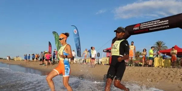 Una quarantena d’esportistes participen en el II Campionat de Catalunya de Marxa Aquàtica a Creixell