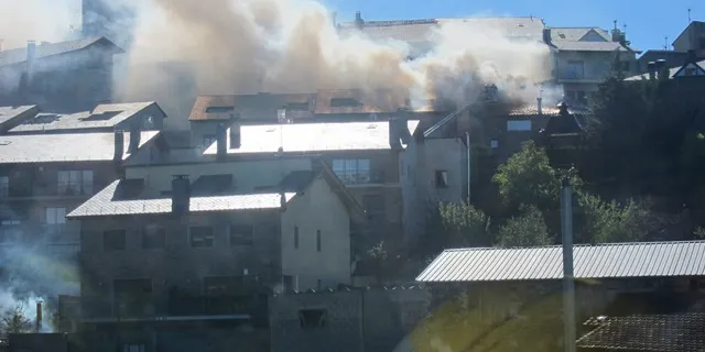 Un foc crema un fals sostre i part de la teulada d'un edifici del carrer dels Canonges