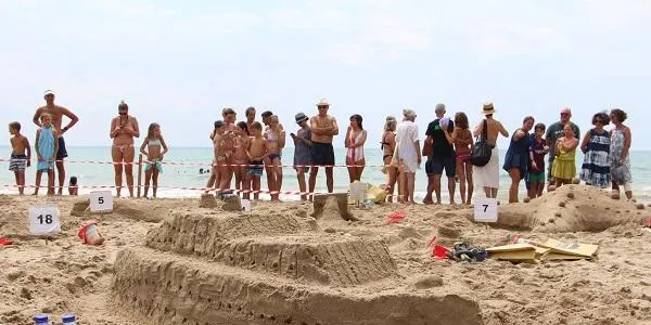 Més de 40 persones participen en el Concurs de Castells de Sorra d’Altafulla