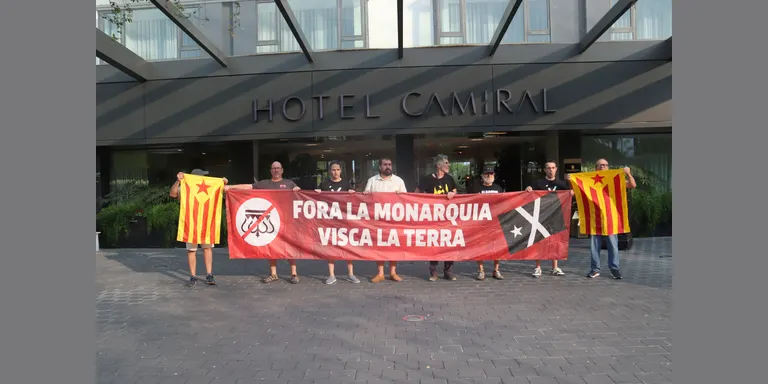 Planten una pancarta a la porta de l'hotel Camiral de Caldes de Malavella en contra de la presència dels reis d'Espanya