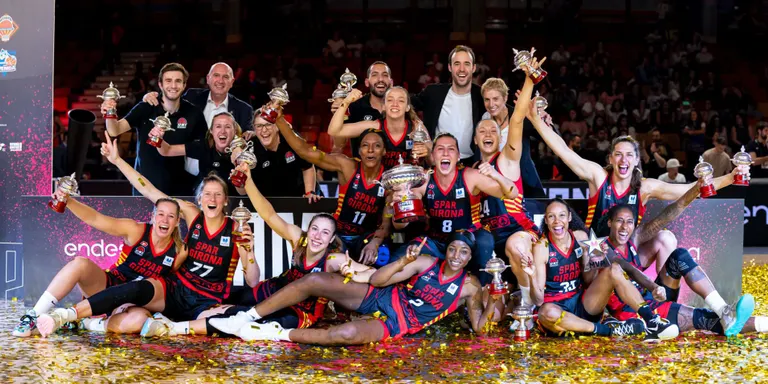 L’Uni Girona aixeca el primer títol de la temporada