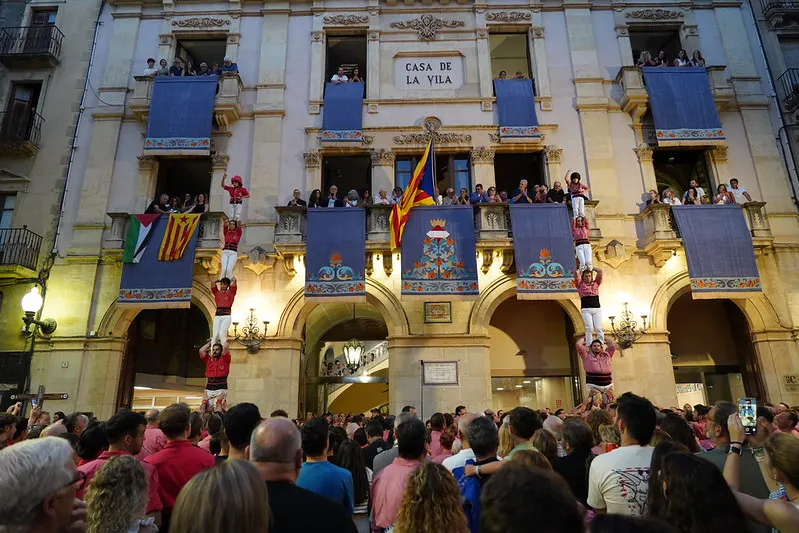 Cant dels Segadors i actuació castellera per celebrar la Diada Nacional a Valls