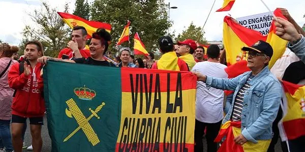 Prop de 400 persones amb banderes espanyoles se sumen a la manifestació unionista convocada a Tarragona