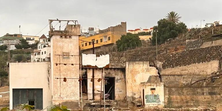 El pozo del miedo sigue abierto en La Rocha: denuncias, incendio y abandono en pleno corazón de Telde