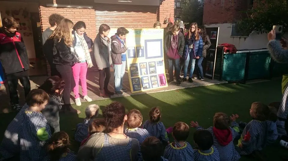 El llibre gegant “Els infants i el poble”, a bon ritme