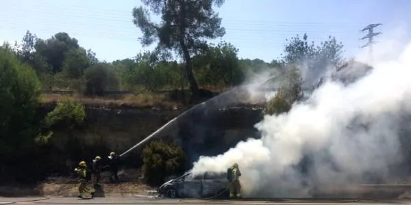 L’incendi d’un vehicle a l’N-340 obliga a desviar el trànsit per l’interior d'Altafulla