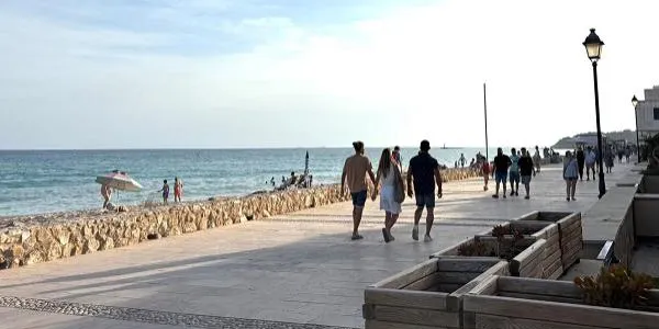 Els moviments de sorra a la platja d’Altafulla permetran ubicar-hi els serveis que manca d’instal·lar com passarel·les i papereres