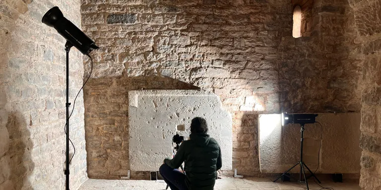 El Museu de Solsona i el d'Història de Catalunya impulsen un projecte conjunt per desxifrar inscripcions de taules d'altar amb l'ús de les noves tecnologies
