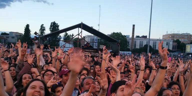 Milers de joves omplen l’Escardívol al concert de Los40 primavera Pop
