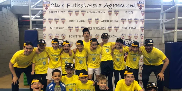 Els alevins A del CFS celebren els dos títols aconseguits aquesta temporada, els dos primers del club