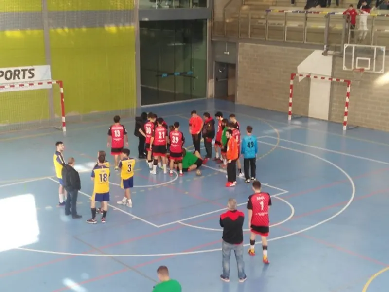 El partit es va aturar una bona estona a Sant Boi per una greu lesió d'un jugador local