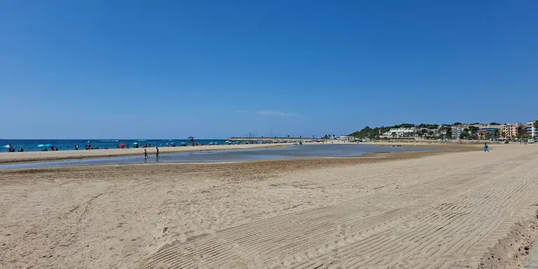 Torredembarra vol la sorra de l'espigó per eliminar les llacunes que es formen a la platja de la Paella