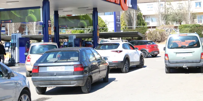 Satisfacció i desconcert entre els conductors el primer dia de descomptes als carburants: "Està bé però no n'hi ha prou"