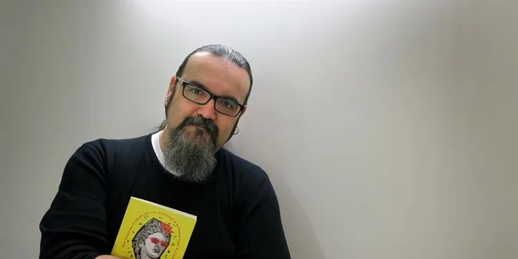 El filósofo David Pastor Vico aconseja cómo combatir los bulos en redes sociales en el confinamiento