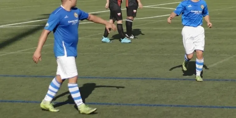 El CF Cambrils empata davant el Racing Bonavista B en un partit boig