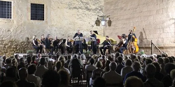 El concert de ‘Les Quatre Estacions de Vivaldi’ fa vibrar la plaça de l’Església en el penúltim concert del FIM d’Altafulla