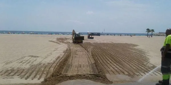 Reoberta la platja de Torredembarra després del tancament per un abocament d’aigües residuals