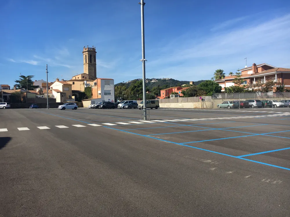 EnMarxa fa una enquesta entre els seus associats al voltant del pàrquing de La Mina