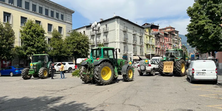 Ramaders protesten a la Seu d'Urgell contra la gestió dels danys de la fauna, amb sis tractors i una desena de vehicles