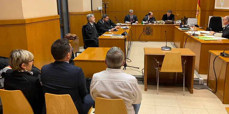 Els regidors de Pineda acusats de coaccions als hotels que allotjaven policies l'1-O accepten un any de presó