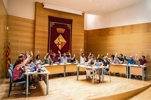 Els funcionaris i càrrecs electes reben un augment del 2% del seu salari