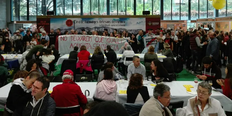 Formatgers de la Fira de Sant Ermengol mostren el rebuig a la sentència contra l'1-O