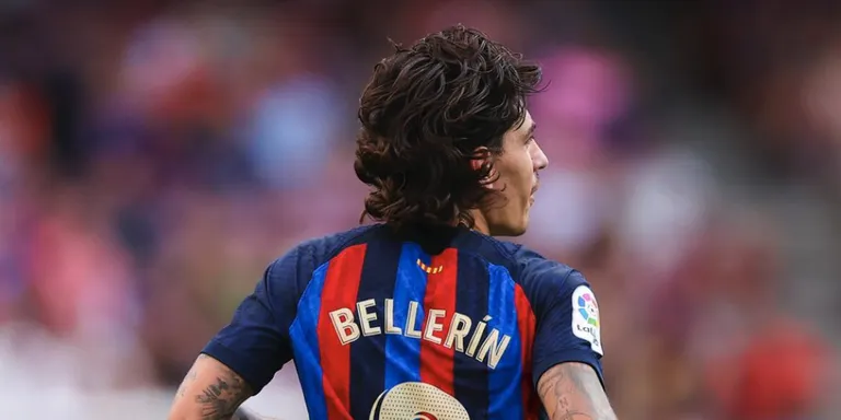 El Barça tanca el mercat acomiadant Bellerín i amb operacions encara obertes