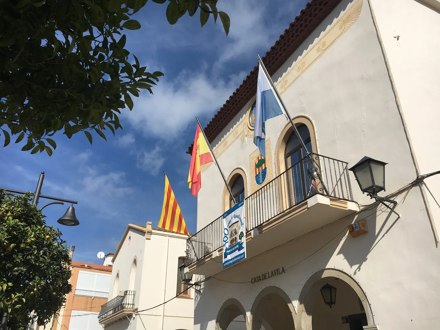 L'Ajuntament de Pineda emet un comunicat sobre un vídeo de divendres on només es veu la retirada de la bandera espanyola