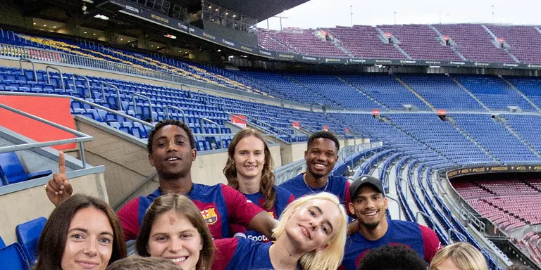 El Barça presenta la primera samarreta per la propera temporada