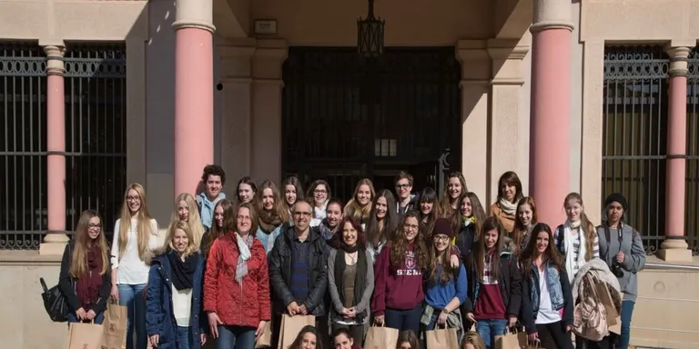La regidora d’Educació rep els alumnes del nou programa d’intercanvi de l’Institut Duc de Montblanc