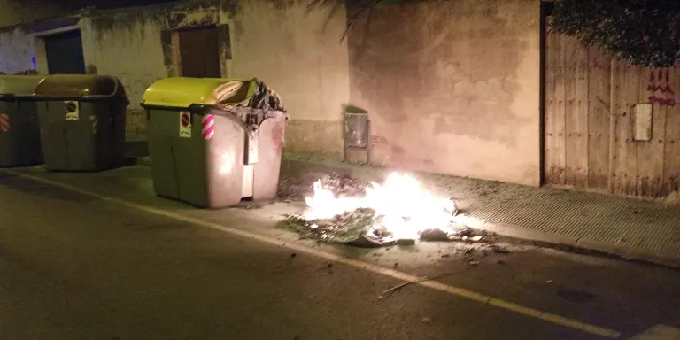 Tornen a cremar contenidors al centre de la vila