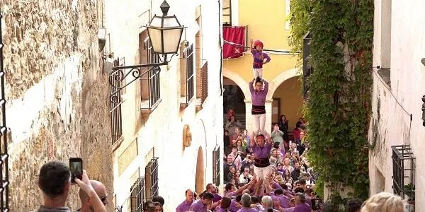 El pilar caminant dels Castellers d'Altafulla fa història en ser el primer en què el porta una noia en el pis de segons