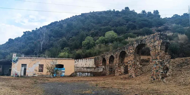 L'Ajuntament neteja la vegetació de l'aqüeducte romà de Can Cua, que ja forma part del catàleg de patrimoni local