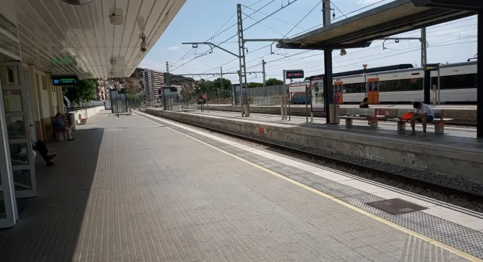 Imatge d'avui de l'estació d'Arenys cap a les 12h del migdia