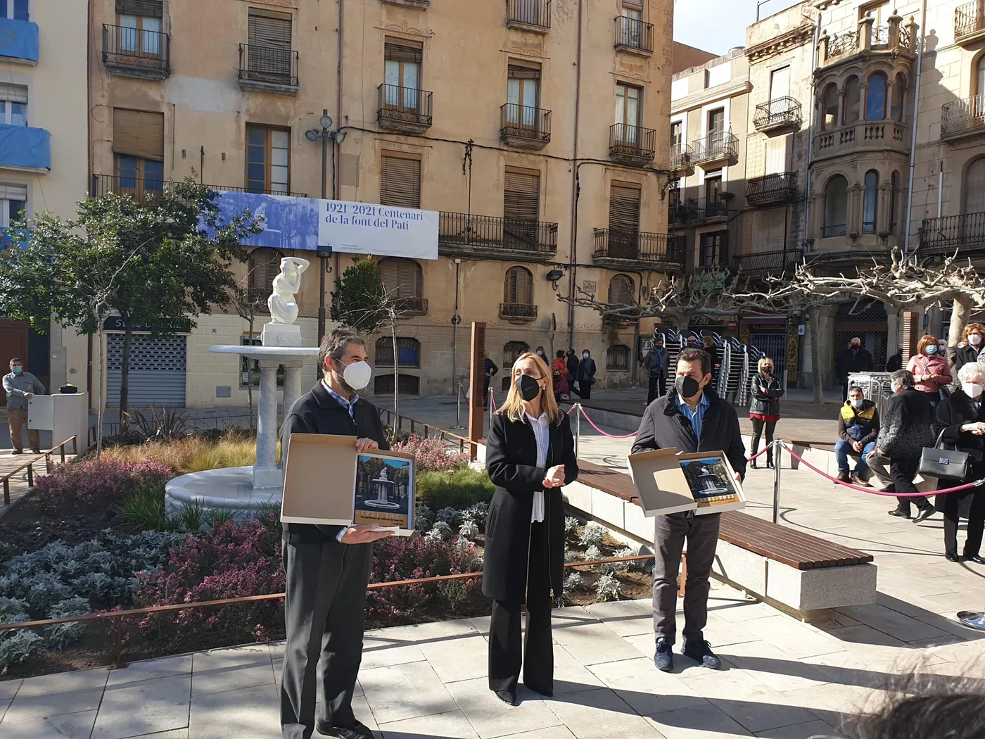 L’escultura “La dona que es pentina” torna a lluir a la plaça del Pati