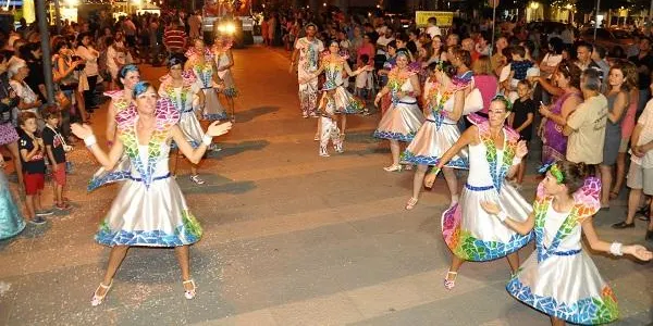 Cinc carrosses i una comparsa participaran a la rua de disfresses ‘La Mascarada’ de Torredembarra
