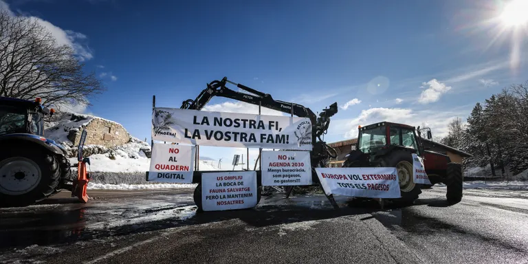 Els pagesos bloquegen l’AP-7 i l’N-II a Pontós, l’AP-2 i l’A-2 a Soses i Tàrrega i el pas fronterer del Coll d’Ares